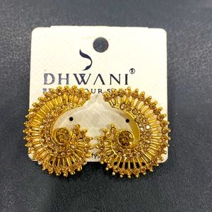 Brand new Studs in golden color
